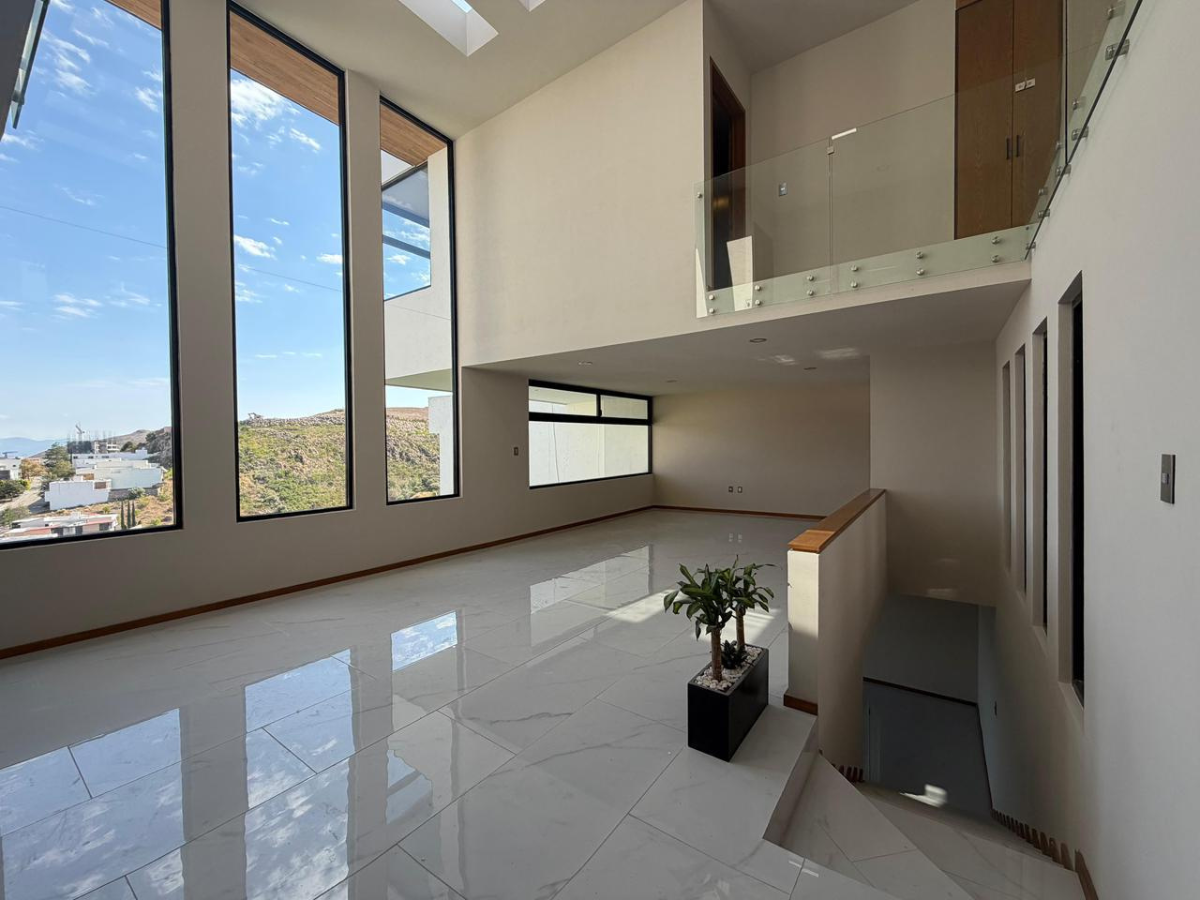 Interior de doble altura en 4ta Vereda 20; ubicada en Sierrazul, San Luis Potosí; construida por Edificaciones Montecastillo