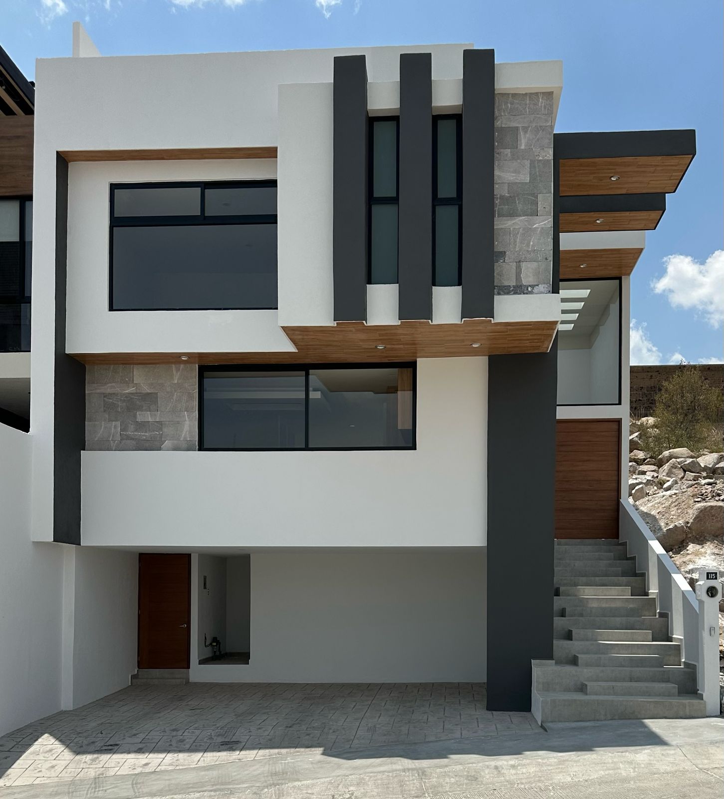 Detalles de Fachada en Orense Sur 155, ubicada en Lomas de Chapultepec, San Luis Potosí; construida por Edificaciones Montecastillo