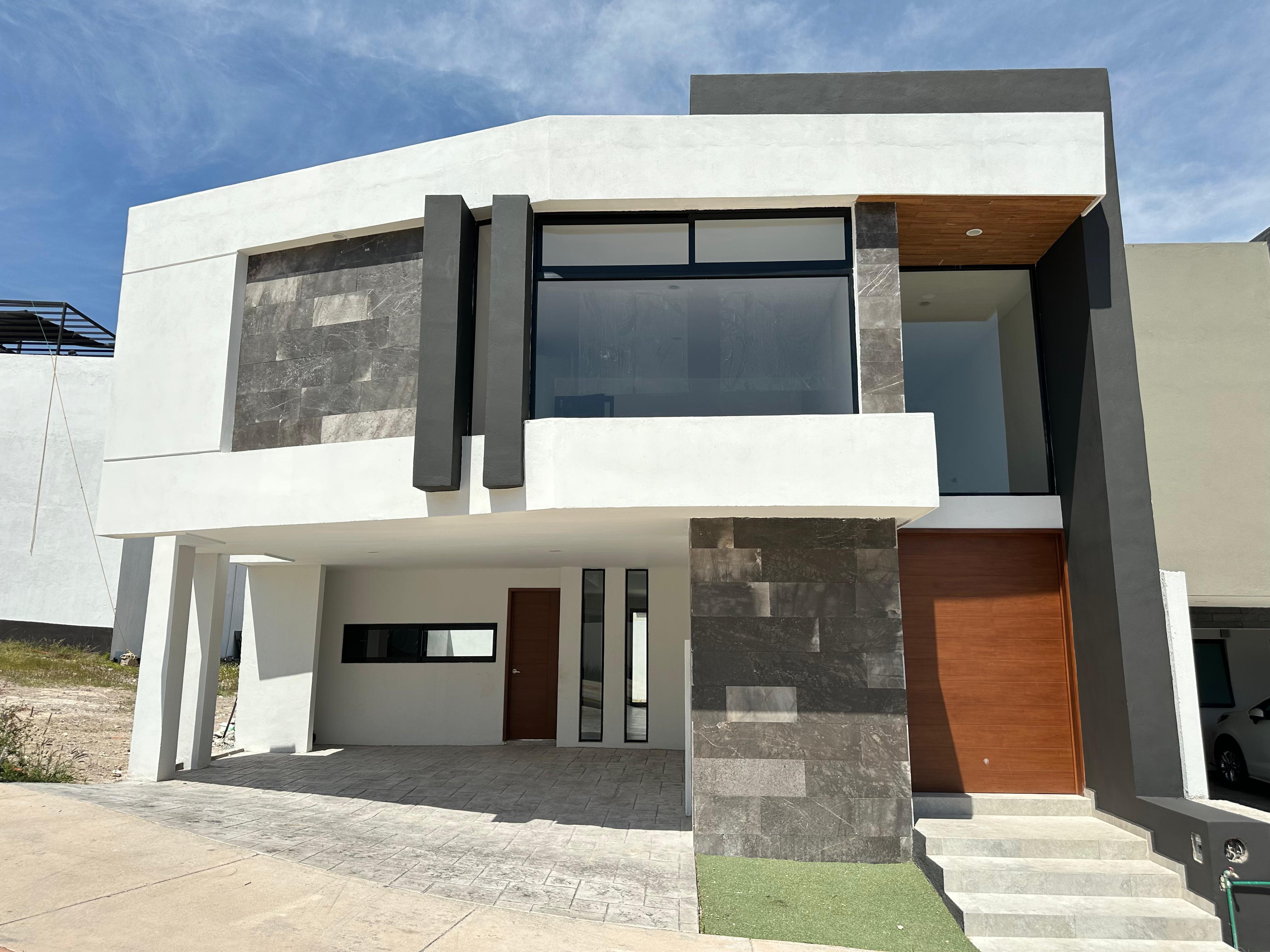 Moderno exterior de Punta Catoche 114, ubicada en Punta San Luis, San Luis Potosí, construida por Edificaciones Montecastillo